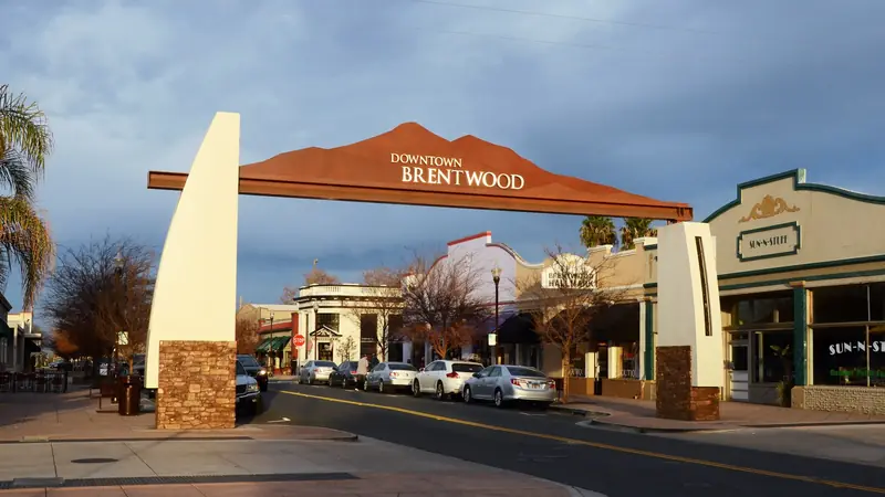 Downtown Brentwood gateway arch.